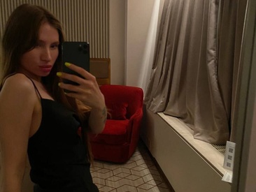 Recent Screen Shot of Laura_pinky
